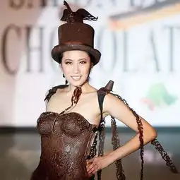 巧克力模特秀所有衣服都是用巧克力和糖果制成