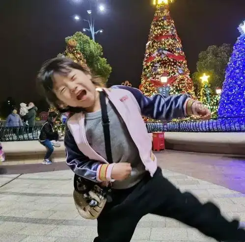岳云鹏俩女儿穿衣土萌,长得像爸,但大女儿厌世脸简直是超模胚子