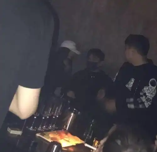 太突然了关晓彤出轨了王思聪,还胖成了何洁那又怎样,鹿晗还是带她去日本玩