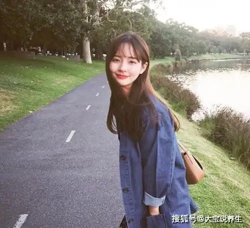搞笑gif姑娘,你这臂力直接吓退很多人
