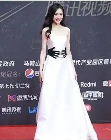 盘点星光大赏女明星的红毯造型,热吧高贵,宋茜背心,唐嫣绝了