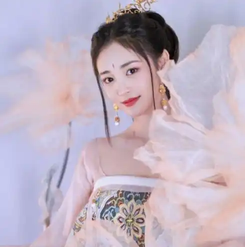 他是肖战的绯闻女友,连液体薄纱裙都敢穿,凹凸感一点都藏不住