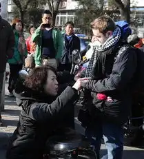北京街头外国小伙扶摔倒中年女子遭讹诈