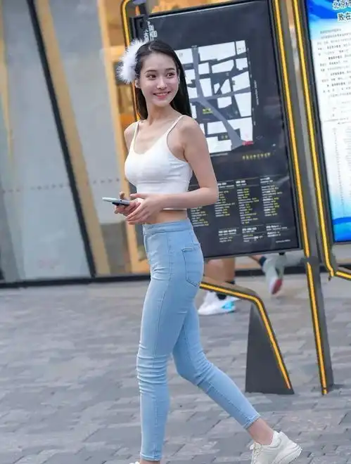 清新特别的打底裤穿出自然匀称美,带来轻松的美丽效果,简单装扮
