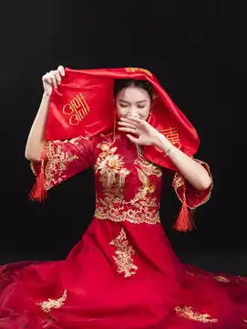 粉色背景里戴着耳机的亚洲美女,女性女人,人物百态,摄影素材,汇图网