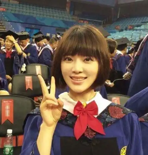 她是央视知名主持,放弃保研进央视,嫁大12岁导演,现状如何