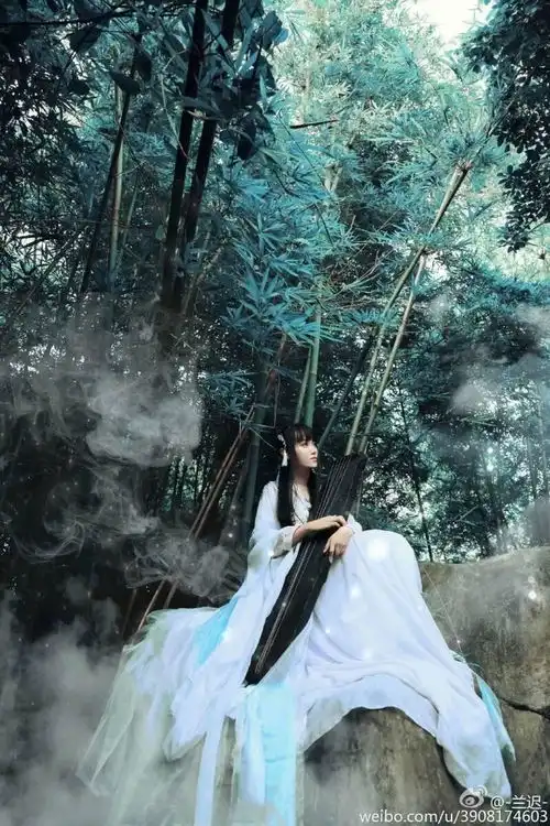 古风图片仙气一点,唯美凄凉一点加上一少女衣服上是白色加蓝色花纹