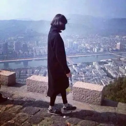 qq头像,背影的女生,在城堡的类似与下面的图片的头像