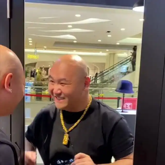 美女,你为了能卖出去衣服这样谦虚的夸人,昧着良心说话难道你不心痛吗