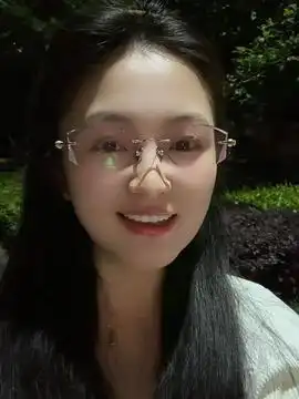二十多岁的女孩子只会问你爱不爱她,有没有把她放心里三十多岁的女孩子只会问你有没有五险一金,房车能不能写她的名字,情感婚姻