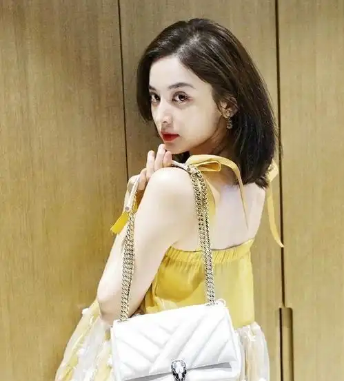 古力娜扎一件娃娃裙真是嫩到了极致,可爱又个性,少女心满满呢