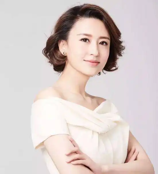 央视知名主持人,嫁大20岁的离婚富豪,现活成18岁少女