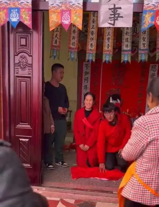 湖南新人灵堂拜天地,喜事儿与丧事儿撞在一起,尊重习俗