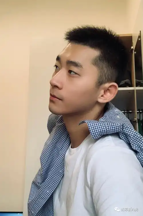 脱衣自拍的寸头小哥太帅了,这样的当男友太可