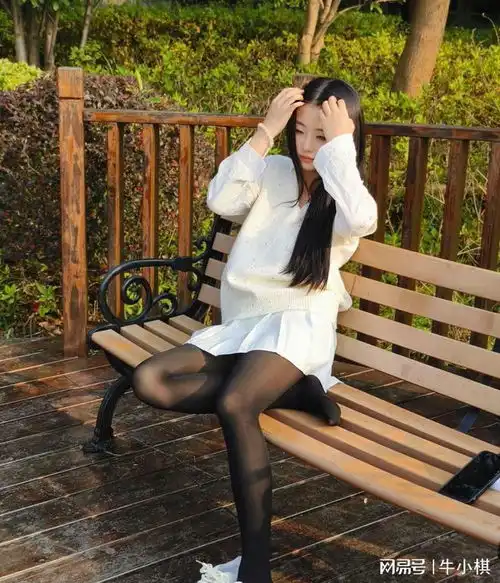 春天来了,衬衫控们,一起来感受针织马甲与百褶裙的绝妙搭配吧