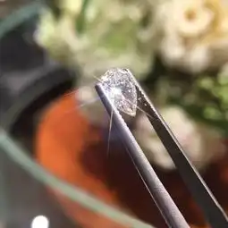 美女疑心未婚夫不真心只因闺蜜老公婚博会5000元不到买的钻戒,竟比自己老公花重金买的钻戒好难道