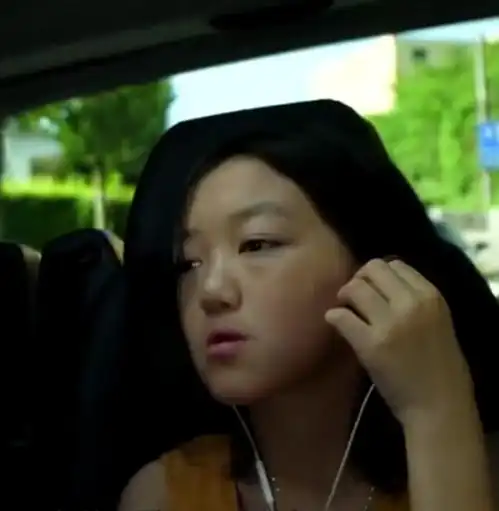 李亚鹏带女儿回乡下度假,12岁李嫣近照曝光,气场全开颜值回升