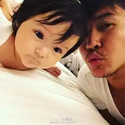 欧弟胡渣险扎女儿小脸jojo眼大似黑葡萄