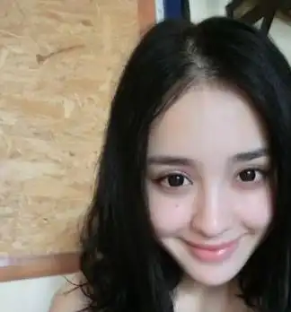 圆脸女生适合的发型中分长卷发瘦脸修颜
