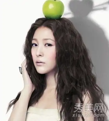 陈乔恩艾米丽之星展示了大部分女神的长卷发风格