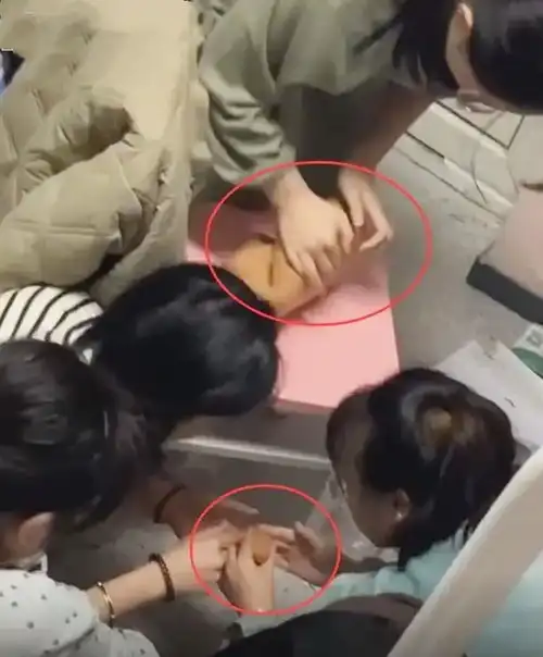 西安疫情高校封校,女学生在宿舍和泥制麻将,幺鸡真可爱