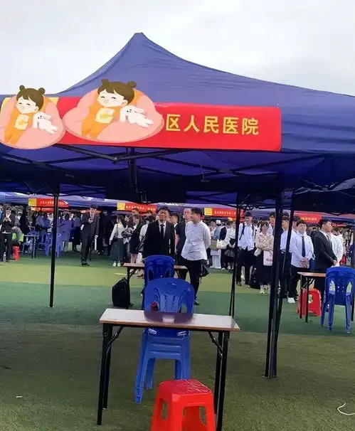 太心酸广西女大学生招聘会上简历被当面扔掉,冒雨翻找垃圾桶