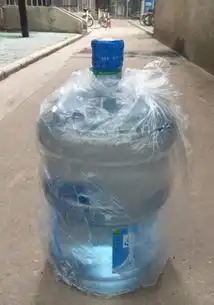 哈哈女生一个人怎么换桶装水