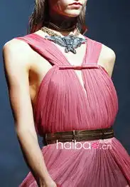 朗雯lanvin2012春夏女装秀细节大图欣赏青蛇盘身飞鹰绕颈十字架守护感受邪恶与正义的短戟交锋海报时尚网