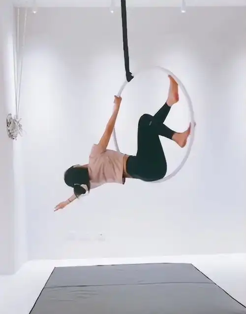 林心如晒女儿制作手工穿t恤太过于随意,打扮上没有女明星范
