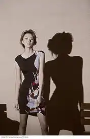 知性气质美女秀长腿