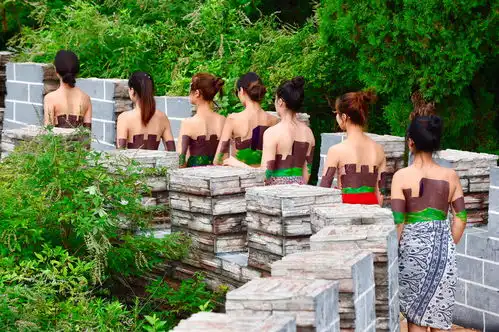 美女人体彩绘出楚长城画卷古老建筑绽放现代时尚艺术