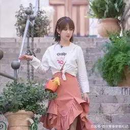 杨紫又皮了丝巾拿来绑马尾,意外好看还不俗,学到了