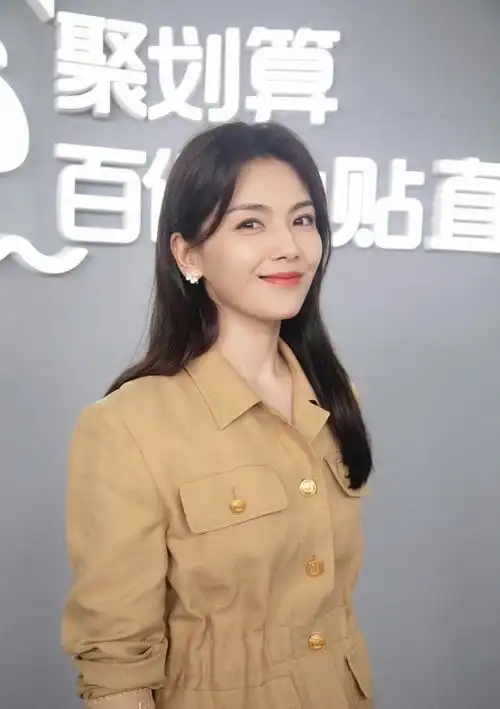 刘涛才是标准的气质美女,穿卡其色工装套装干练优雅,高级有范