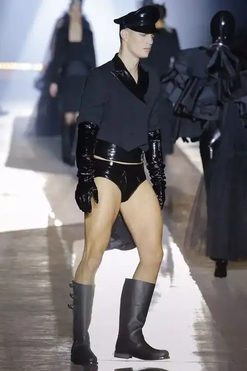 moschino2018秋冬男女装秀暗黑哥特风,酷与性感