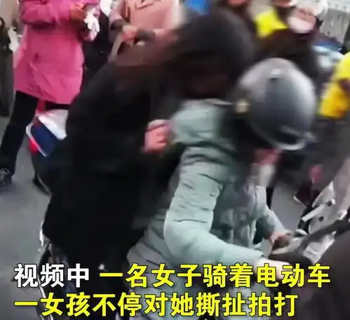 江苏15岁女孩因母亲不同意买苹果手机,情绪失控,当街捶打母亲