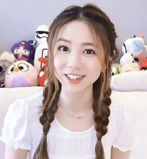 组图邓紫棋扎双麻花辫甜笑少女感足身后娃娃堆成亮点抢镜