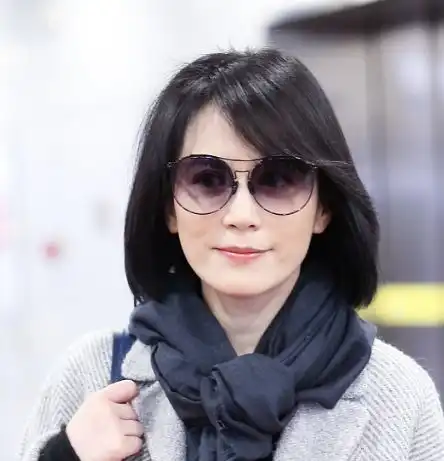 48岁冻龄女神俞飞鸿皮肤细腻,白皙如少女,保养做好这4点