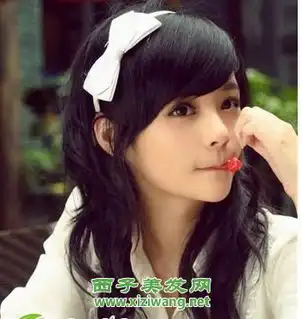 女生黑色卷发发型图片9