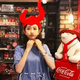 可爱搞怪女生戴帽子戴头饰头像萌萌的戴头饰女生头像