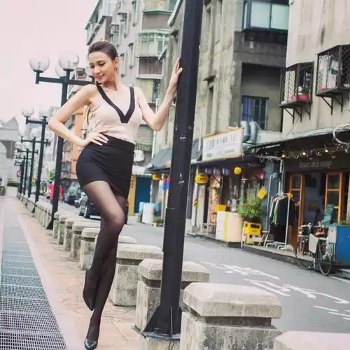 黑色吊带背心的姐姐,凸显曼妙曲线,直接冲击视觉