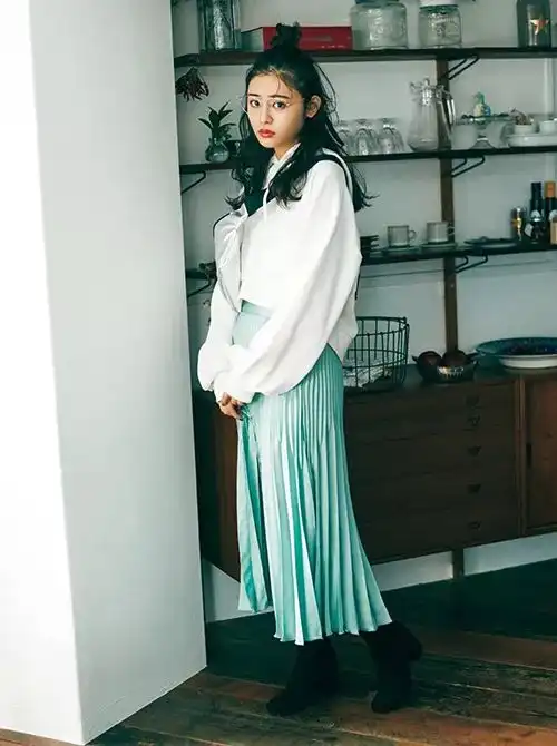 卫衣长t的春季反复穿搭法从微凉的春季过渡到初夏的搭配都适用