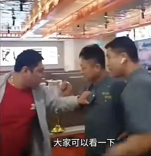 狂薅自己头发讹诈饭店,不免单就动手,更多内幕曝光,难怪被讹