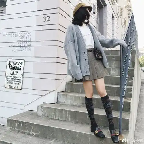 33岁张子萱身穿毛衣扮嫩,网友难怪能够俘获陈赫的心