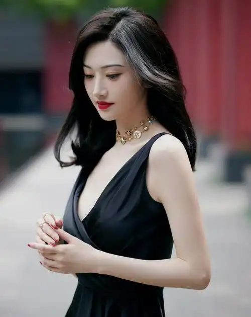 魅力女神景甜,肌肤白皙水嫩,美得让人惊叹