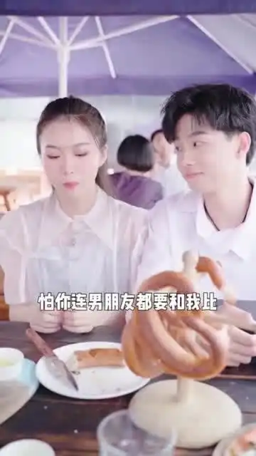 女生的友情男生不懂闺蜜见面就秀钻戒和限量款包包,结果男友送惊喜太意外