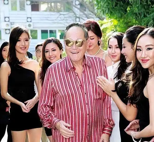 千亿富豪赵世曾,86岁还没有结婚,大大方方跟美女一起约会上街