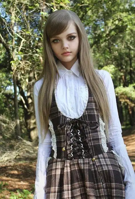 16岁校园美少女酷似真人版芭比