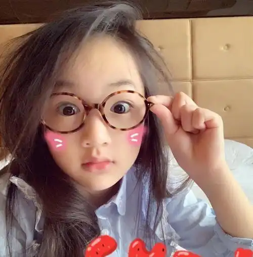 吴尊罕见晒童年照,戴眼镜文质彬彬,9岁女儿文静乖巧颜值随爹