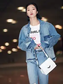 她是火箭少女队长,今启程巴黎时装周,穿蓝色牛仔装帅气十足