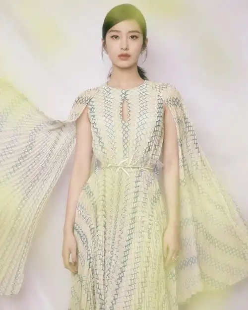 杨采钰真不愧是气质女神,穿衬衫配短裙精致时髦,意外穿出高级感